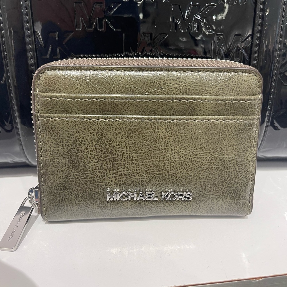 MICHAEL KORS Jet Set Medium Distressed Zip Around Card Case
Olive
NWT - Picture 6 of 16